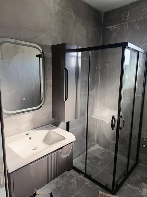 Banyo dolabı için temsili uygulama ve showroom görseli